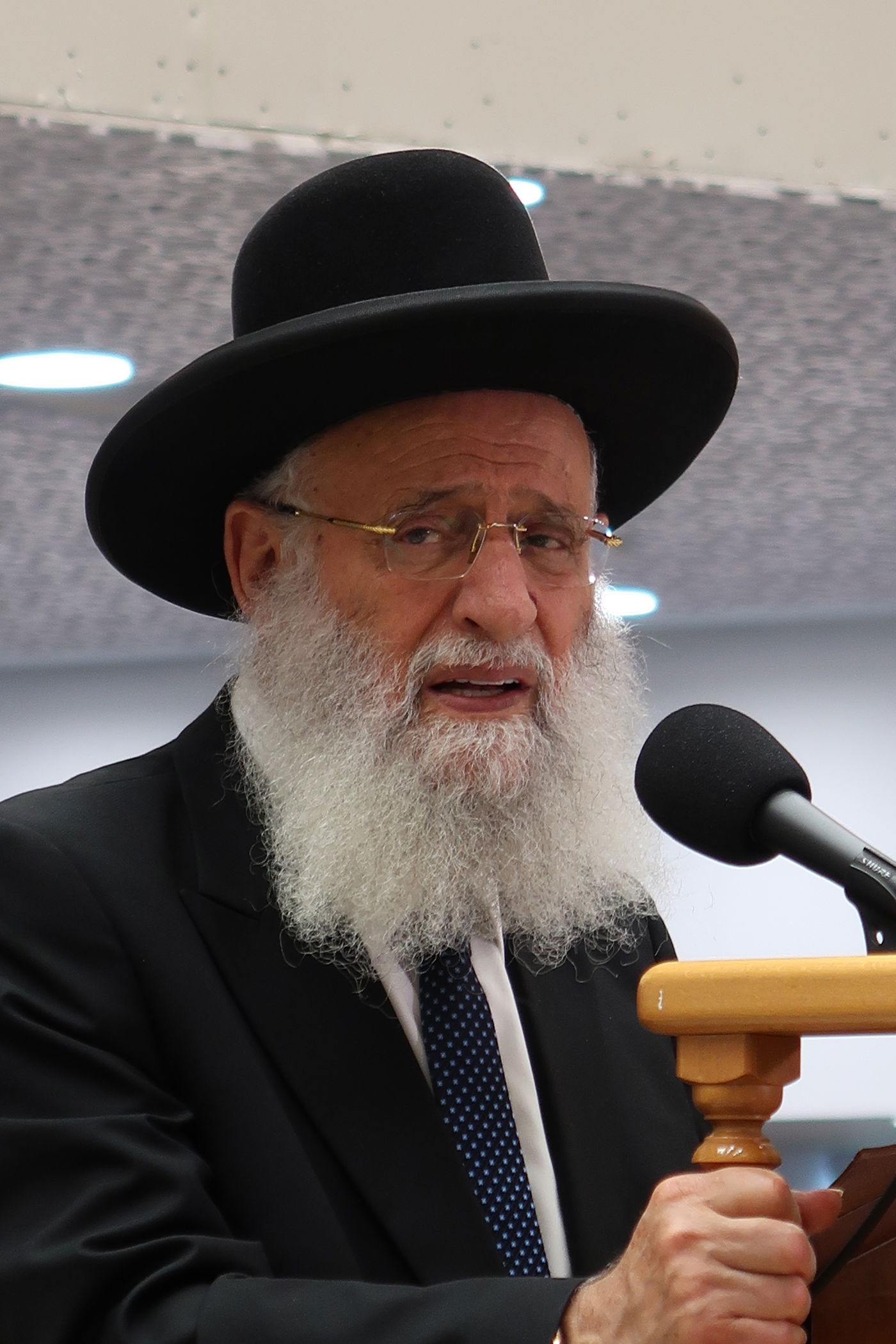 הרה"צ רבי אלימלך בידרמן באמירת בסליחות אצל הגר"ר אלבז