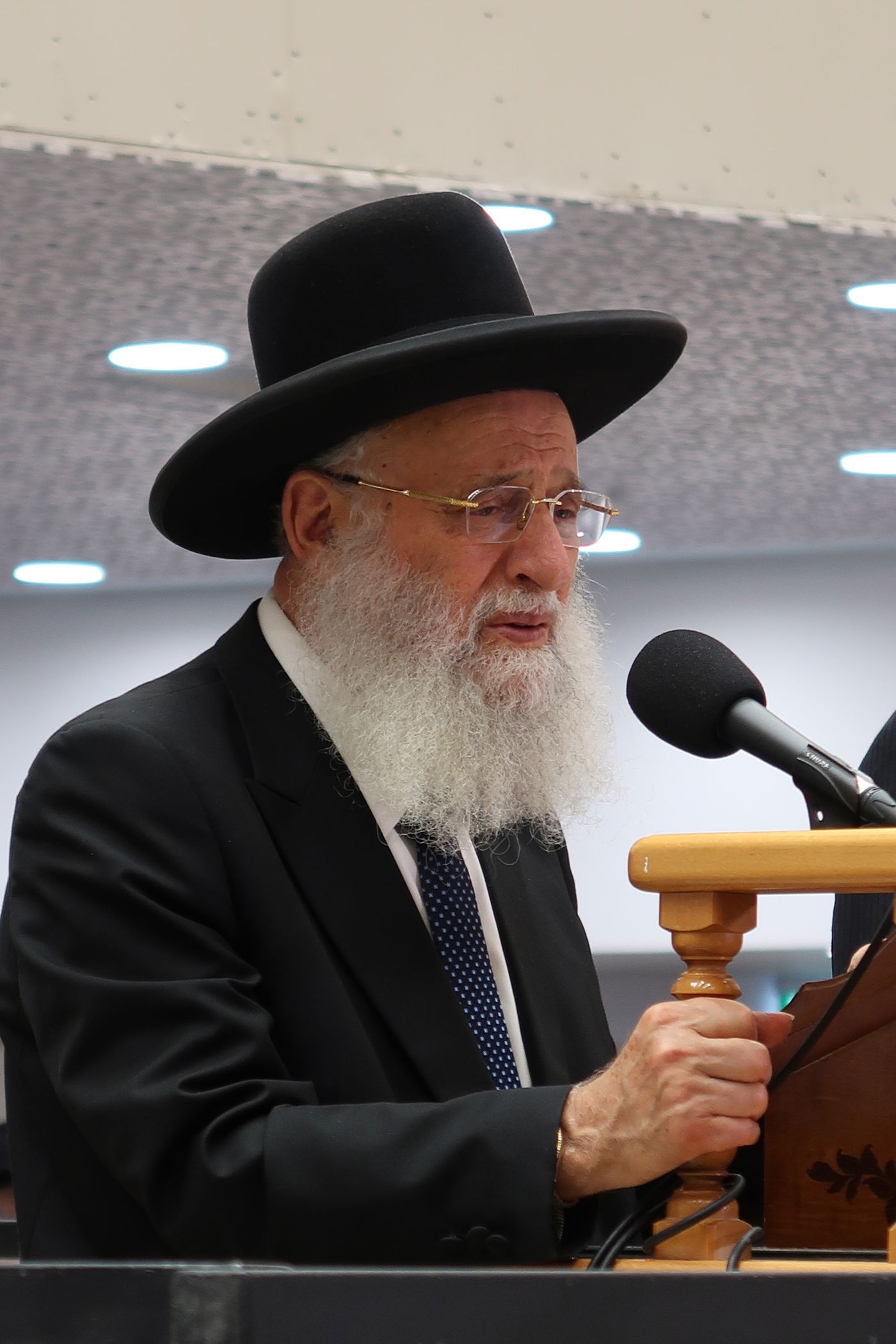 הרה"צ רבי אלימלך בידרמן באמירת בסליחות אצל הגר"ר אלבז