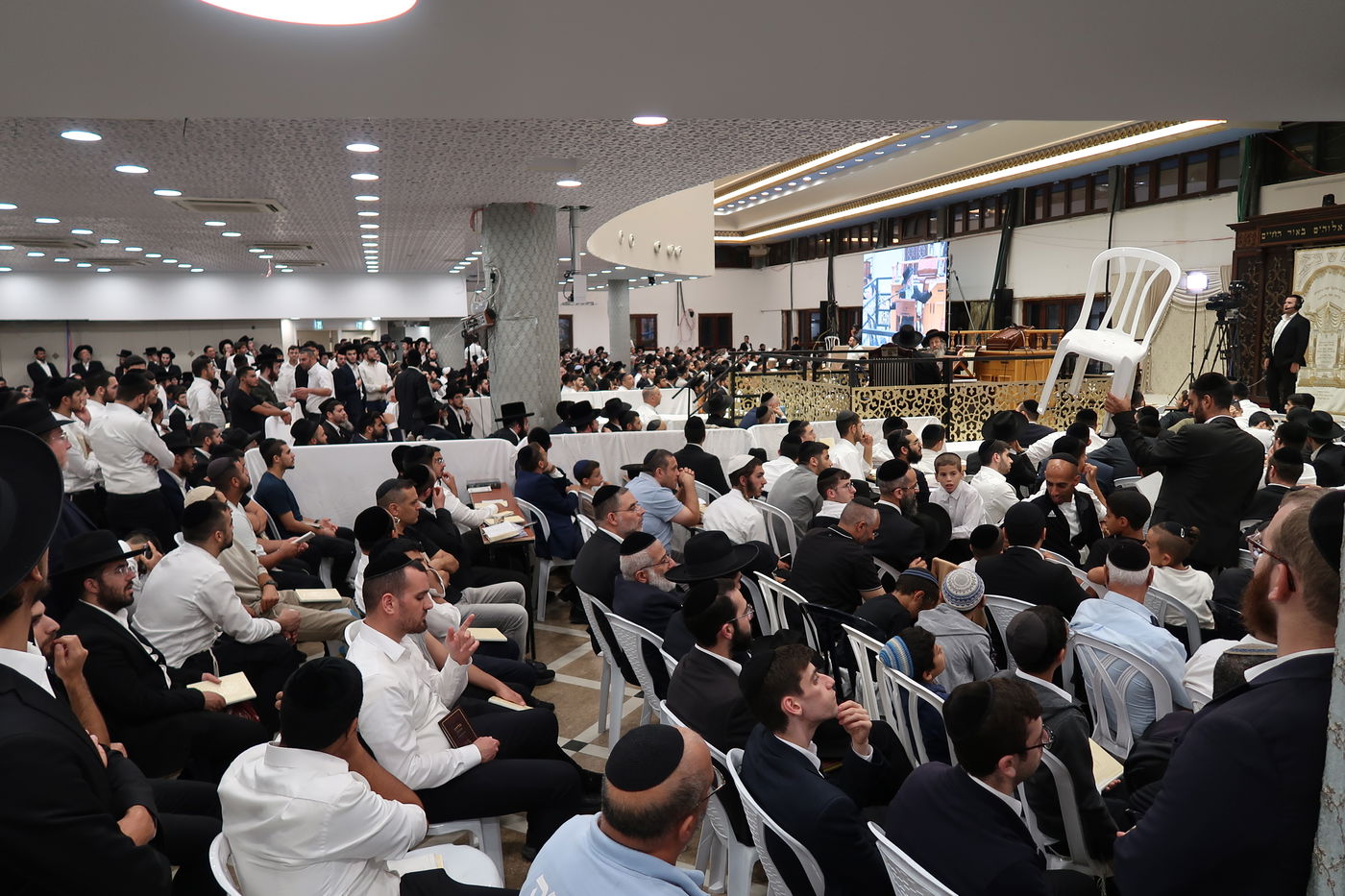 הרה"צ רבי אלימלך בידרמן באמירת בסליחות אצל הגר"ר אלבז