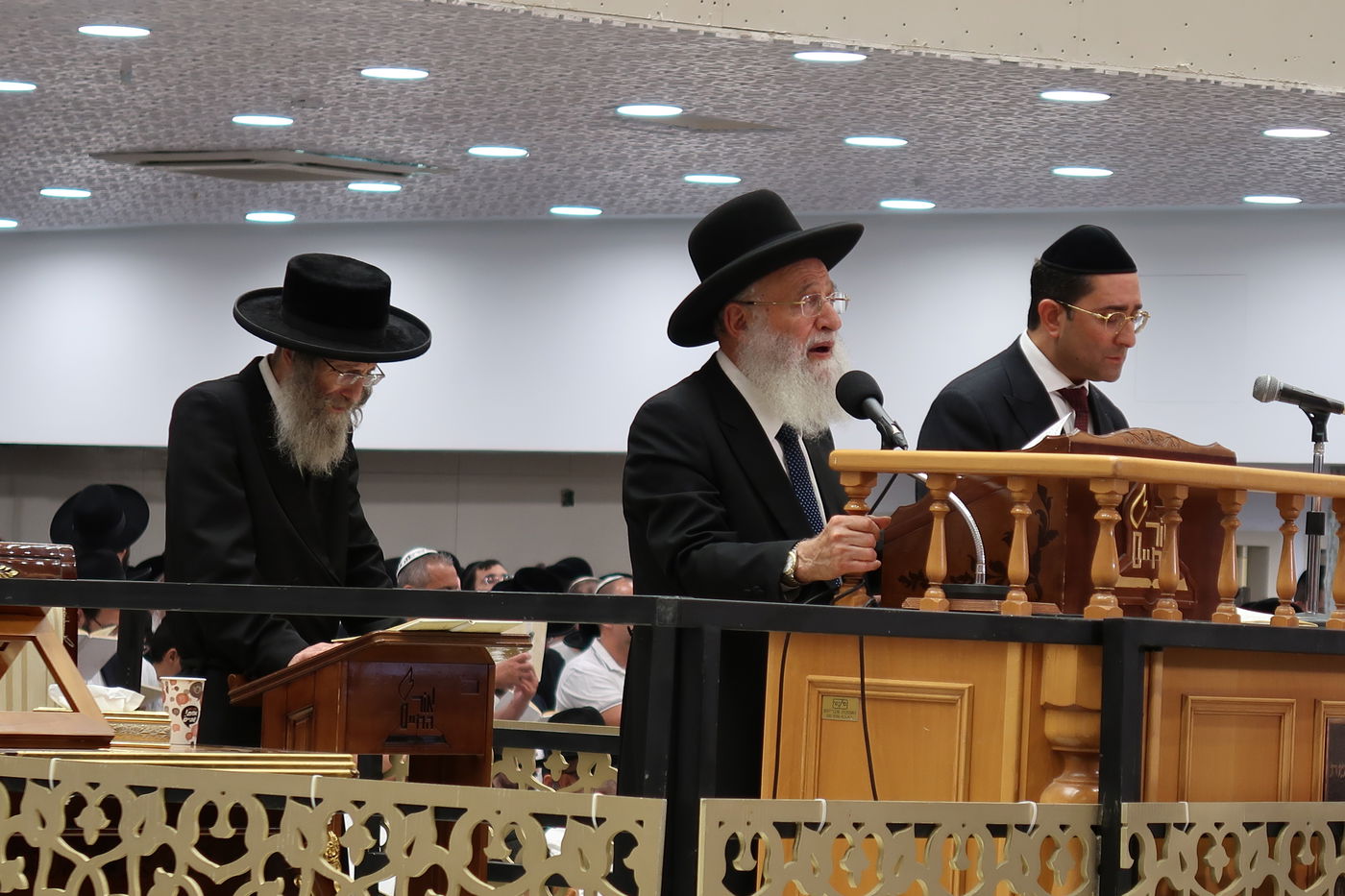 הרה"צ רבי אלימלך בידרמן באמירת בסליחות אצל הגר"ר אלבז