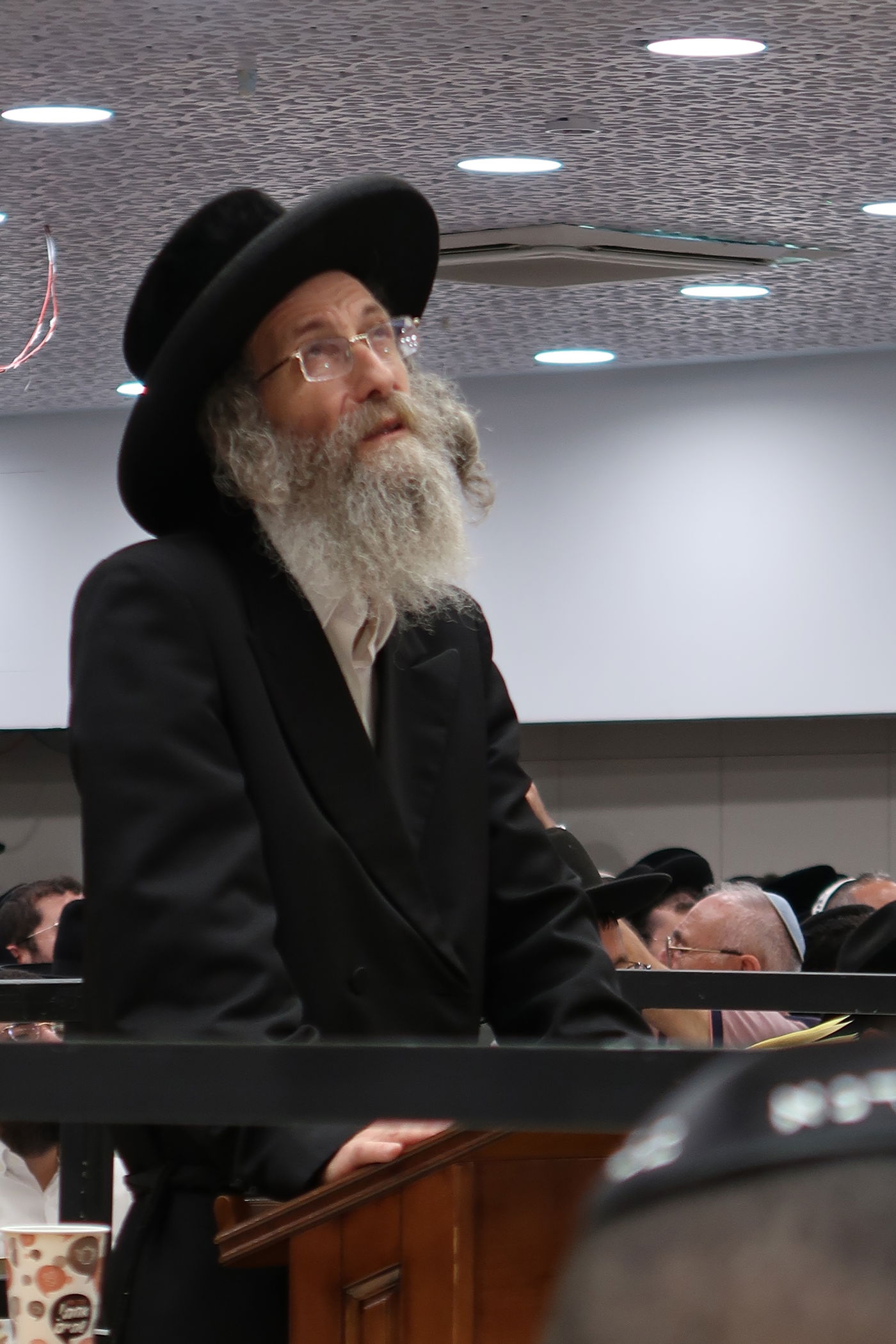 הרה"צ רבי אלימלך בידרמן באמירת בסליחות אצל הגר"ר אלבז