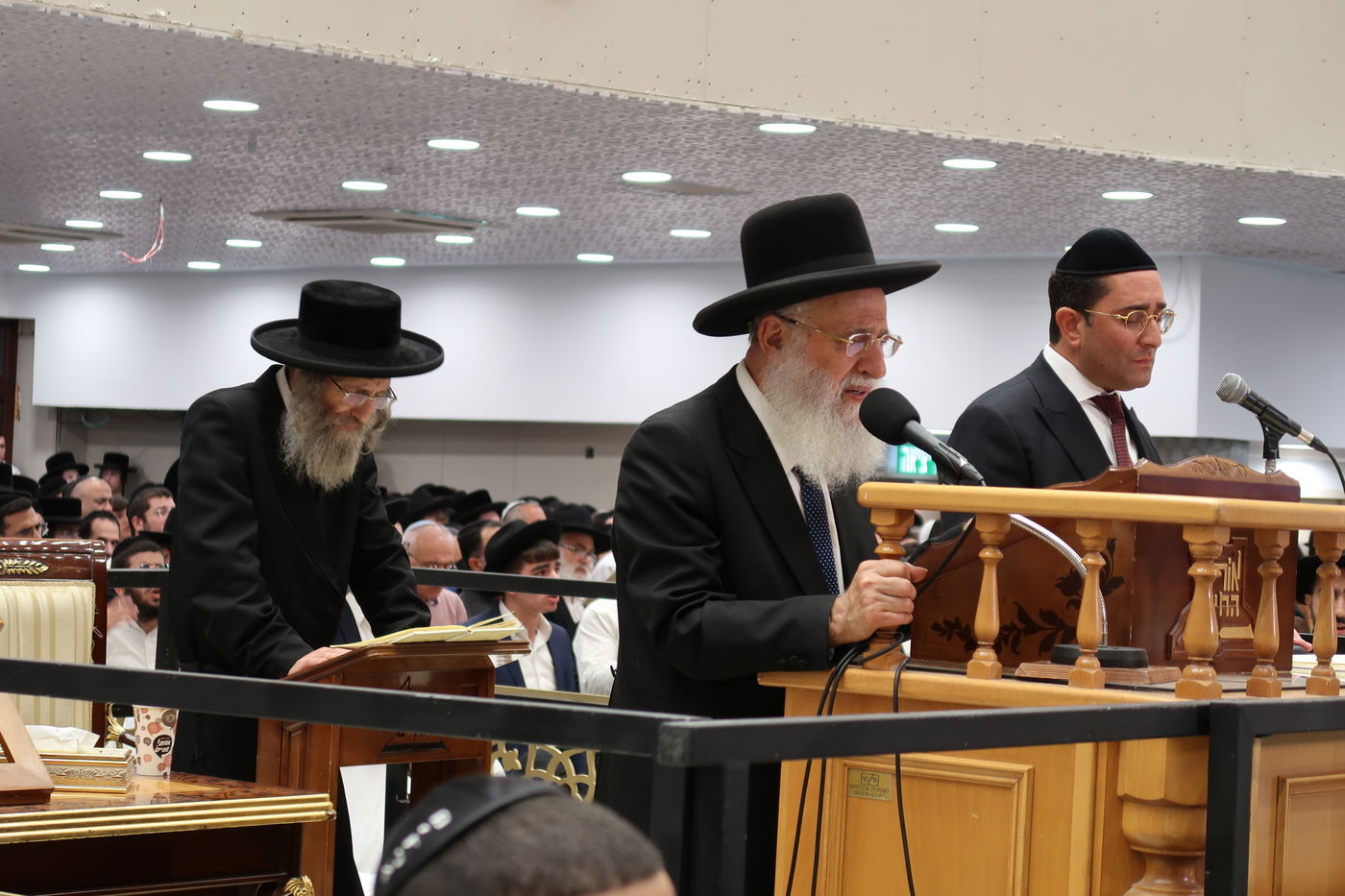 הרה"צ רבי אלימלך בידרמן באמירת בסליחות אצל הגר"ר אלבז