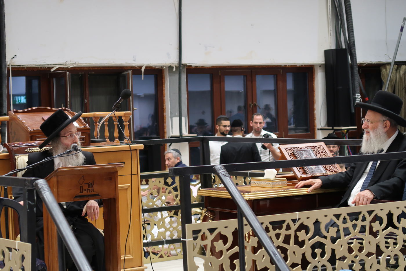 הרה"צ רבי אלימלך בידרמן באמירת בסליחות אצל הגר"ר אלבז