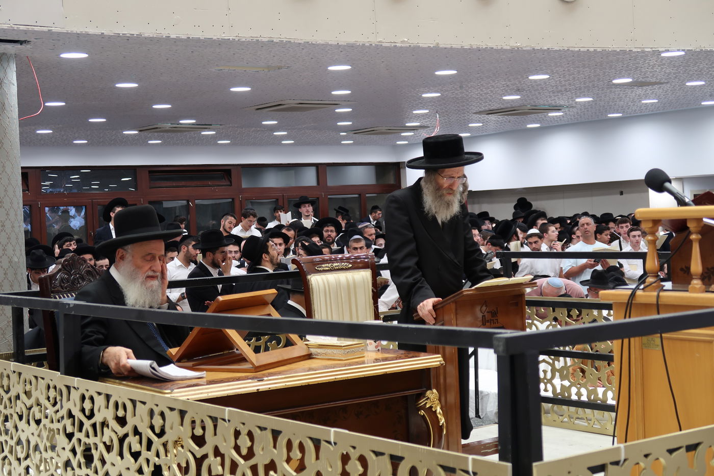 הרה"צ רבי אלימלך בידרמן באמירת בסליחות אצל הגר"ר אלבז