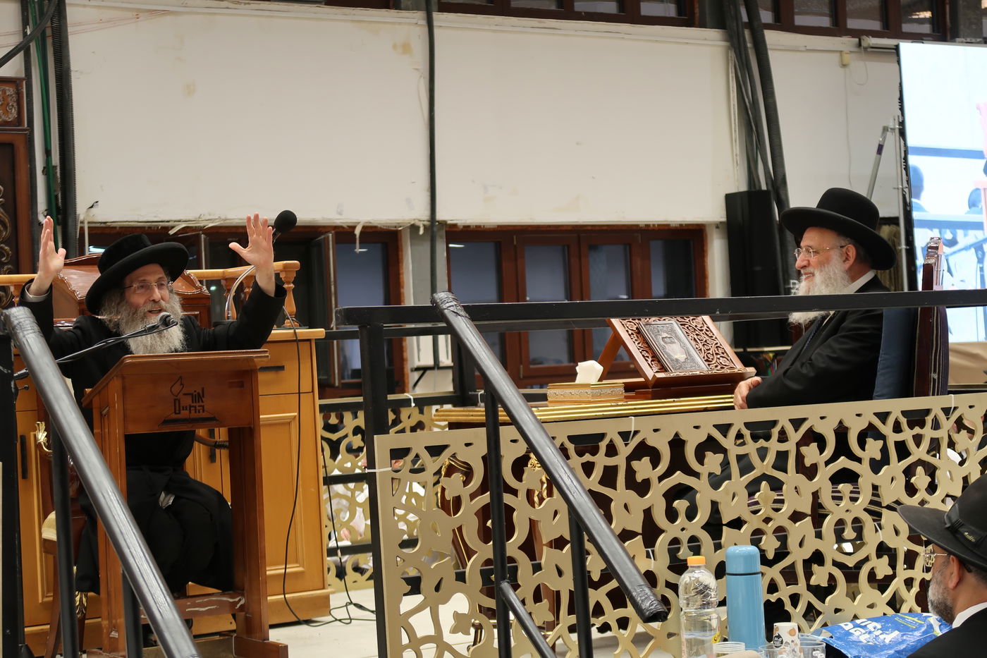 הרה"צ רבי אלימלך בידרמן באמירת בסליחות אצל הגר"ר אלבז