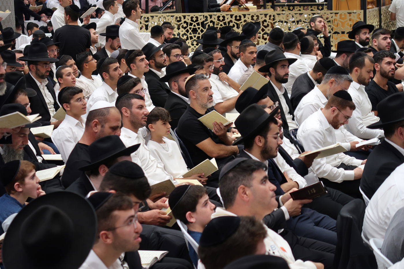 הרה"צ רבי אלימלך בידרמן באמירת בסליחות אצל הגר"ר אלבז