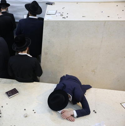 החתן התפרק בבכי על קברה של אימו