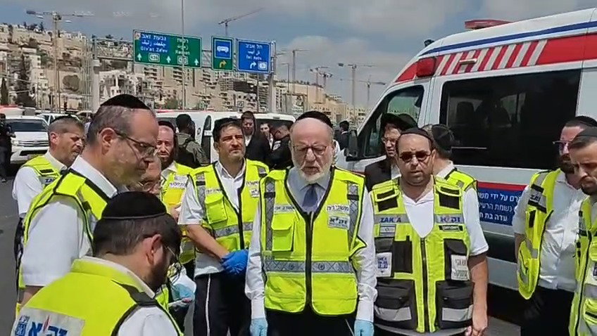 בסיום מלאכת הקודש בזירה: מתנדבי זק"א באמירת קדיש במקום הפיגוע