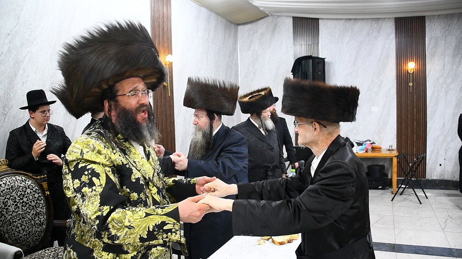 האדמו"ר מספינקא רמת אהרן בריקוד עם בצלאל דים
