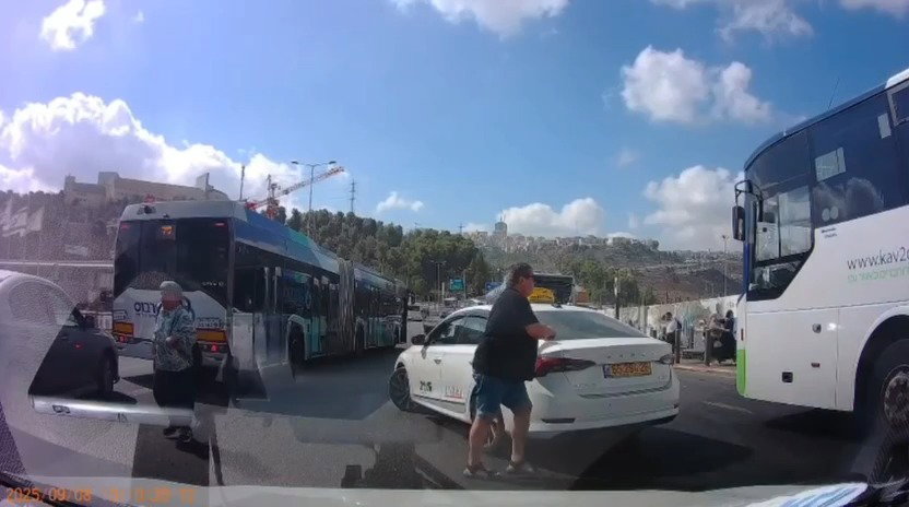 יגאל מחלץ את הקשישה בזמן הפיגוע