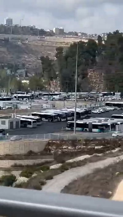 יריות ללא הפסקה ועשרות אנשים נמלטים בבהלה | תיעוד ראשוני מפיגוע הירי