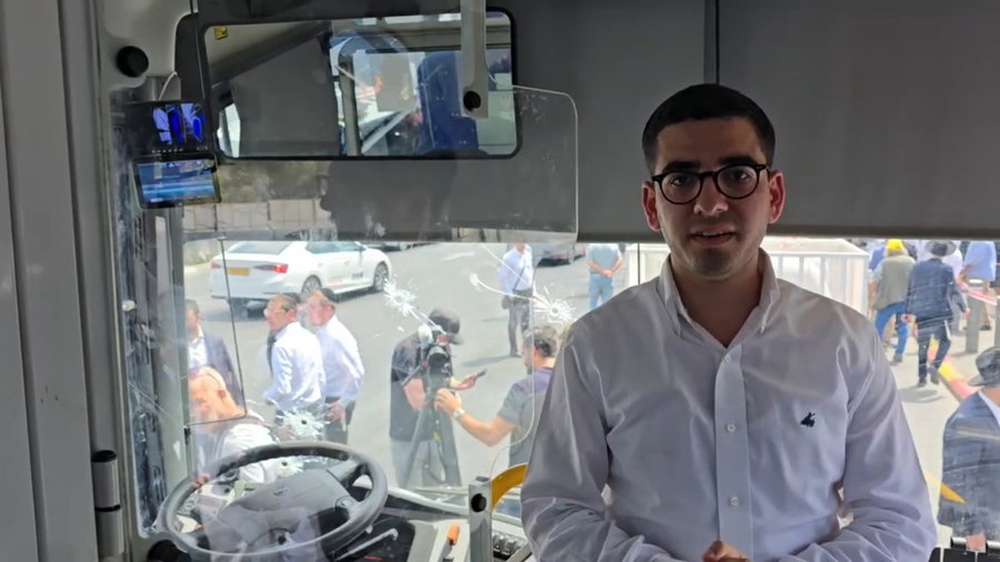 כך זה נראה מתוך האטובוס שספג ירי חי