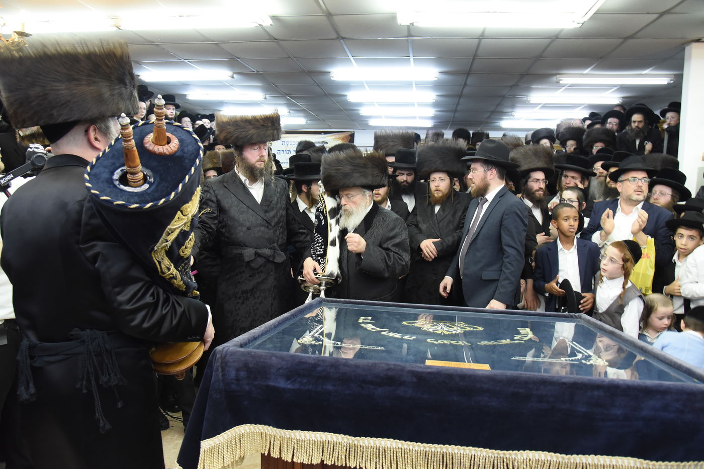 הכנסת ספר תורה לע"נ האברך הקדוש הרב אלתר שלמה לדרמן הי"ד