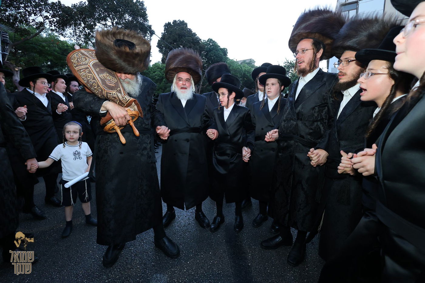 הכנסת ספר תורה לישיבה לצעירים דחסידי בעלזא חיפה