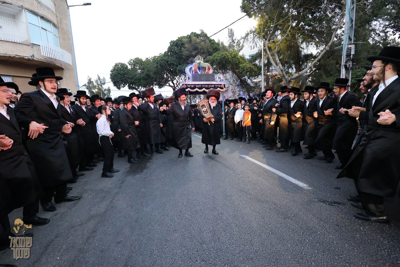 הכנסת ספר תורה לישיבה לצעירים דחסידי בעלזא חיפה