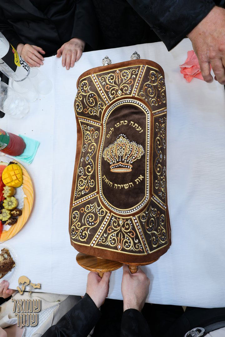 הכנסת ספר תורה לישיבה לצעירים דחסידי בעלזא חיפה