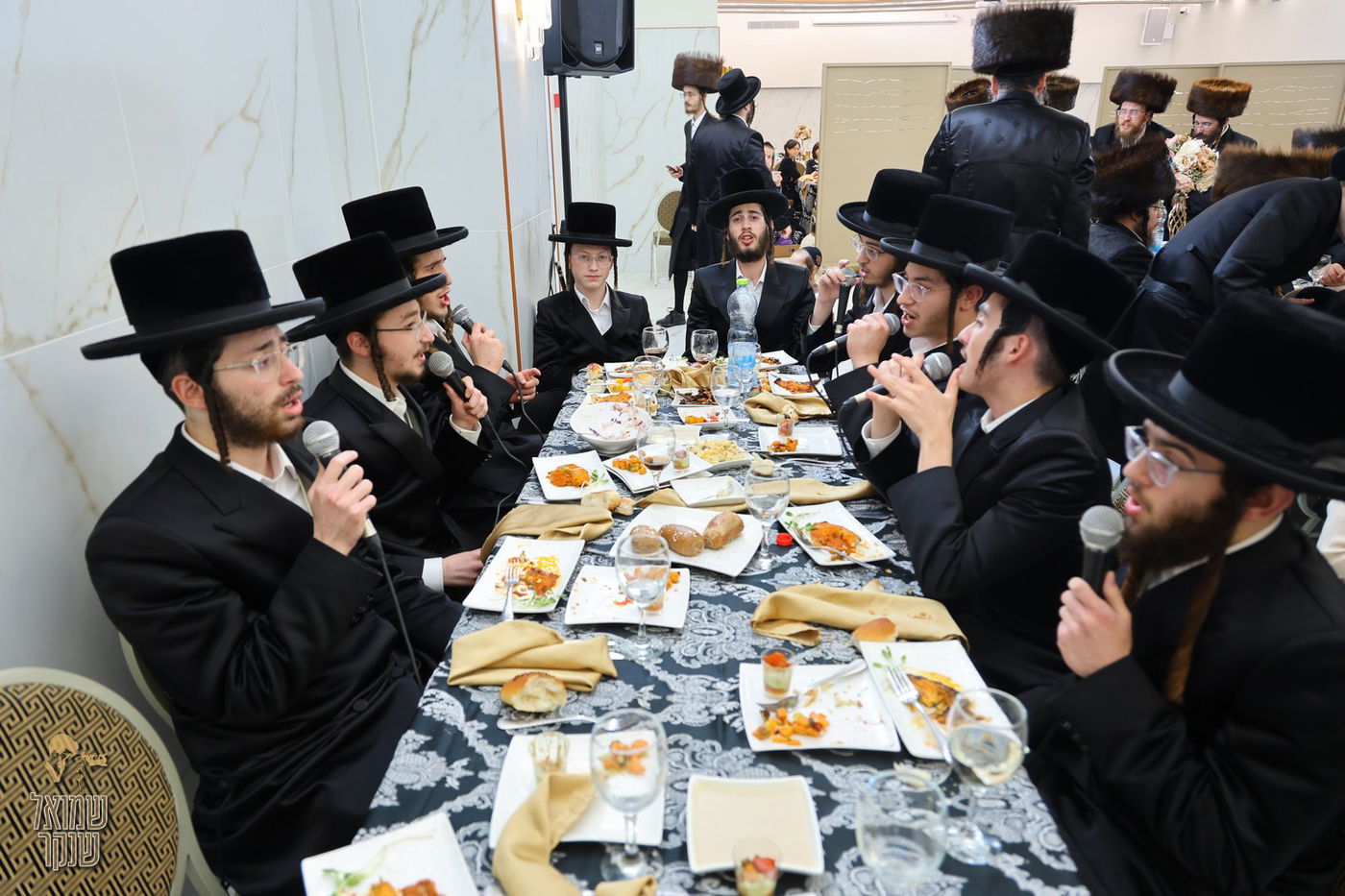 מקהלת בחורי בעלזא בהכנסת ספר תורה לישיבה לצעירים דחסידי בעלזא חיפה