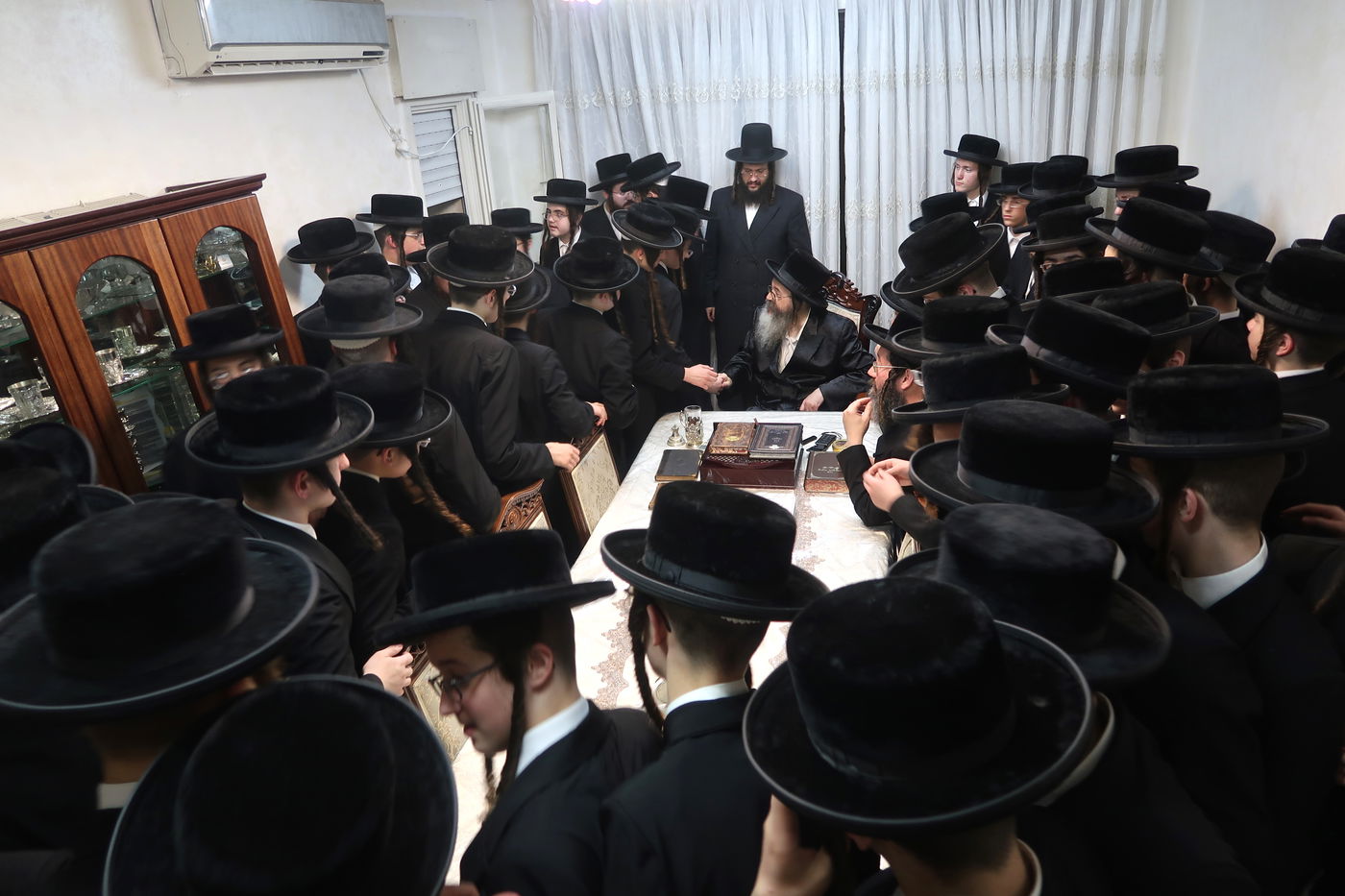 בחורי תולדות אהרן אצל האדמו"ר מתולדות משה