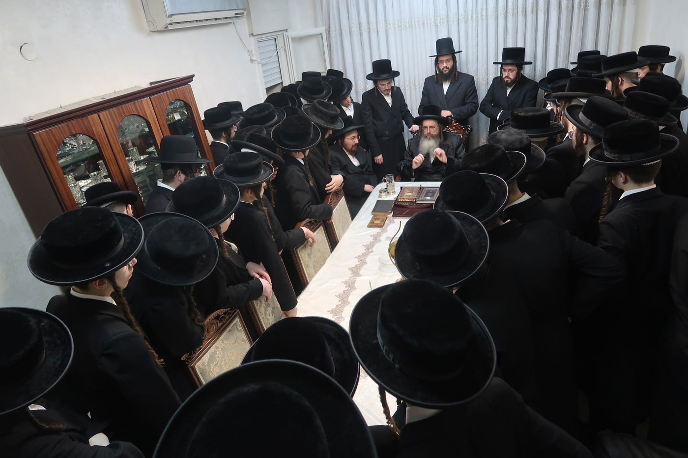 בחורי תולדות אהרן אצל האדמו"ר מתולדות משה