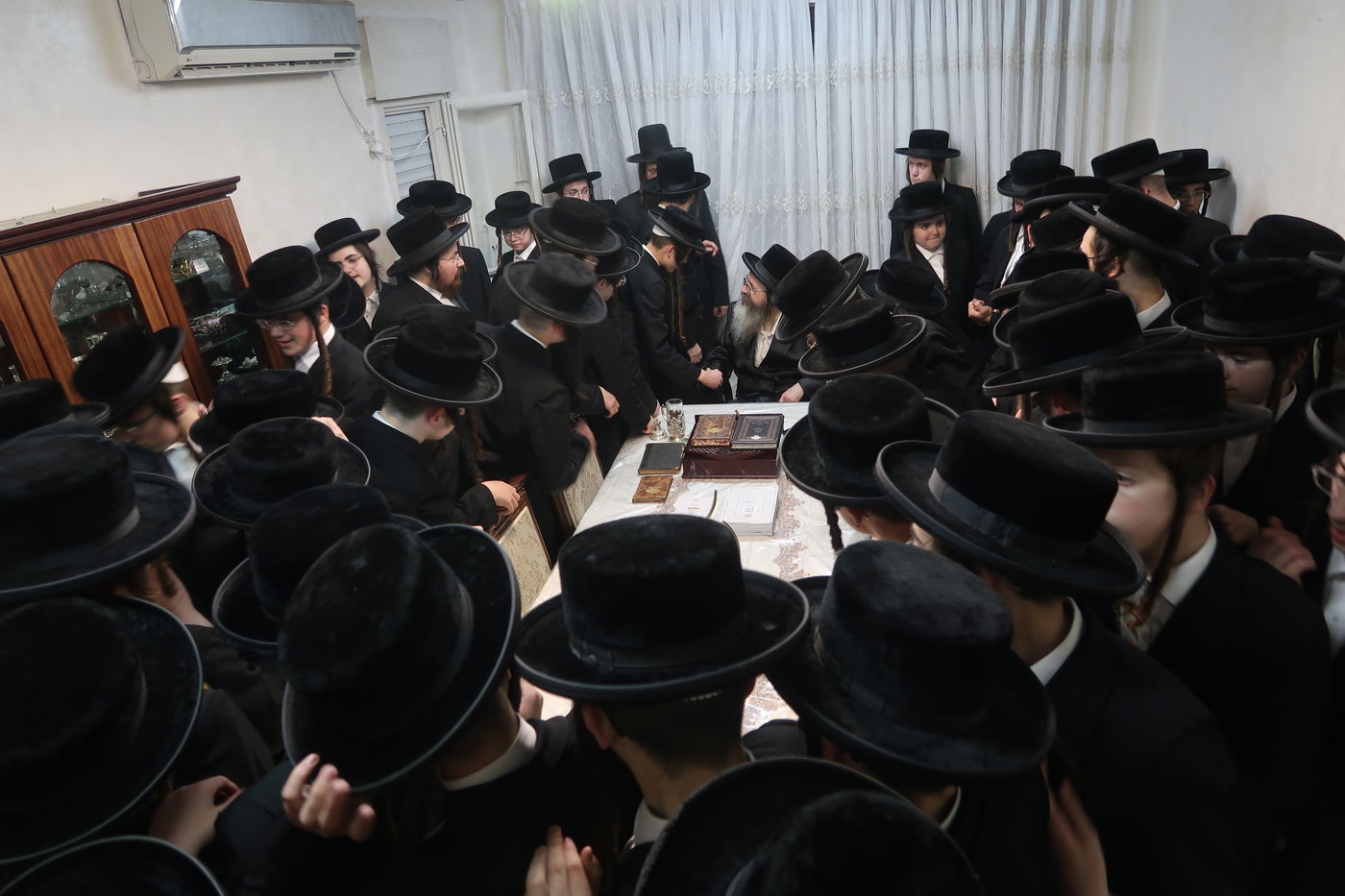 בחורי תולדות אהרן אצל האדמו"ר מתולדות משה