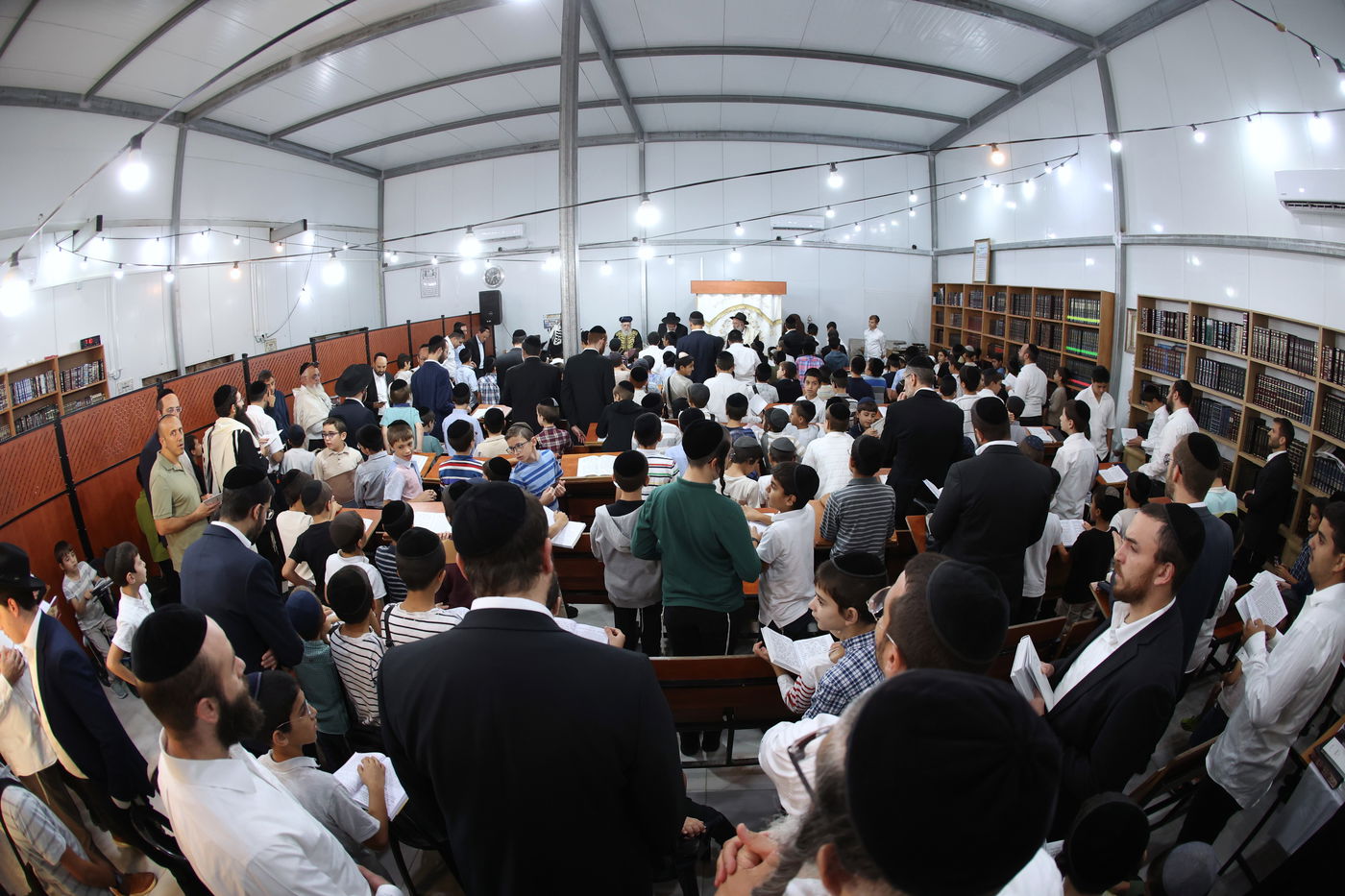 הראשל"צ הגאון רבי יצחק יוסף בסליחות בבית הכנסת "מגן אברהם"