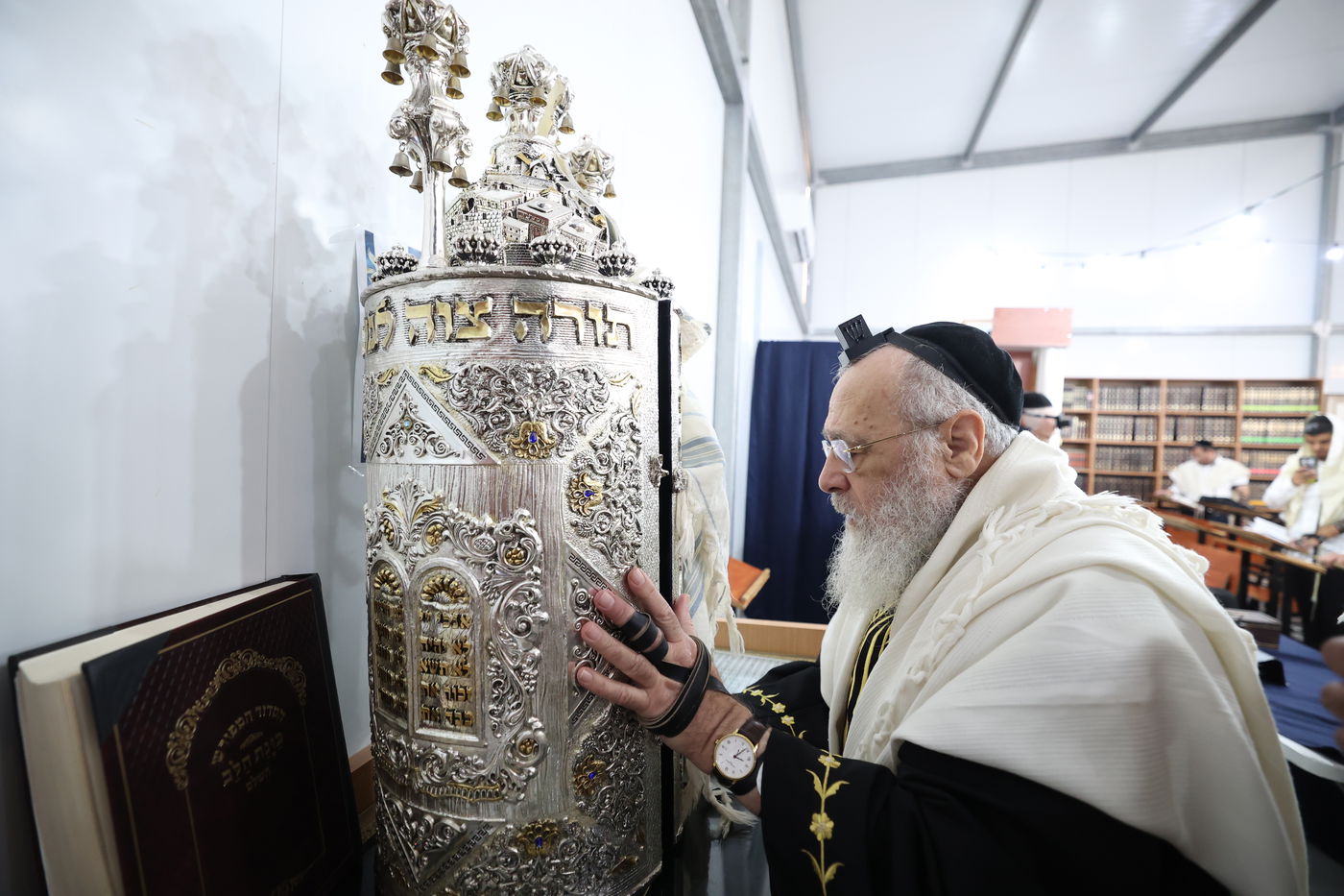 הראשל"צ הגאון רבי יצחק יוסף בסליחות בבית הכנסת "מגן אברהם"