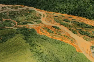 חלק מהנהרות כשהם צבועים בכתום