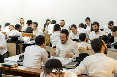 טביעת אצבע בכניסה לחדר אוכל: כך תלמידי חב"ד מישראל פתחו שנה בניו יורק