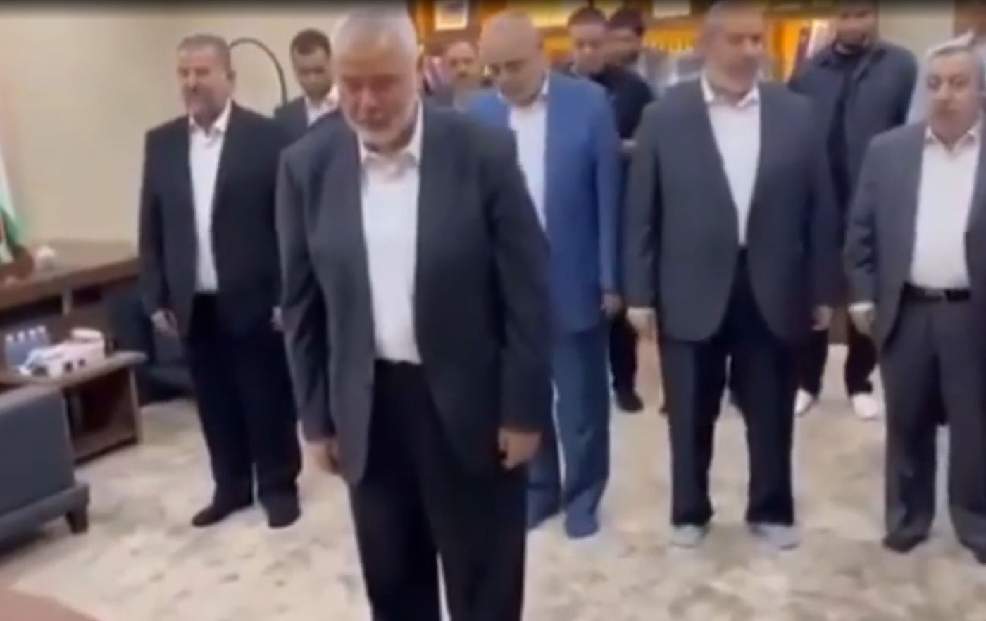 עומד מאחורי הניה בבוקר 7 לאוקטובר