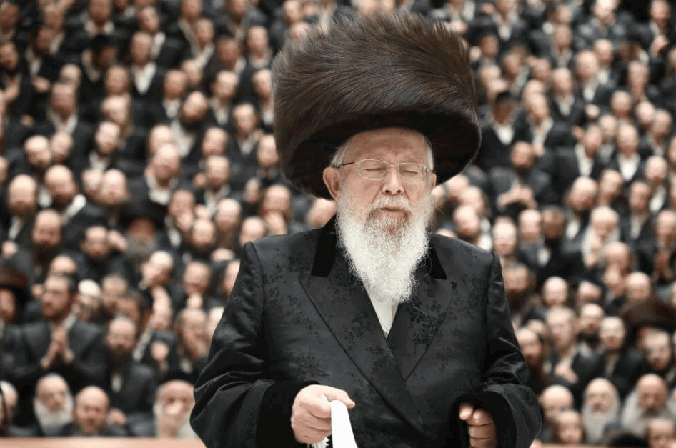 האדמו"ר מסלונים בריקוד מצווה טאנץ בשמחה אצל אחד מצאצאיו