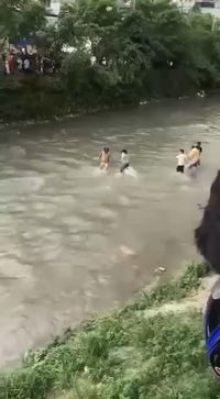 כאוס ברחובות | תיעוד נדיר: ניסיונות לינץ' בשר האוצר הנפאלי - בתוך נהר