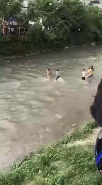 כאוס ברחובות | תיעוד נדיר: ניסיונות לינץ' בשר האוצר הנפאלי - בתוך נהר 