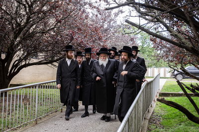 האדמו"ר מבאבוב ביום היא"צ של אמו הרבנית הצדקנית ע"ה