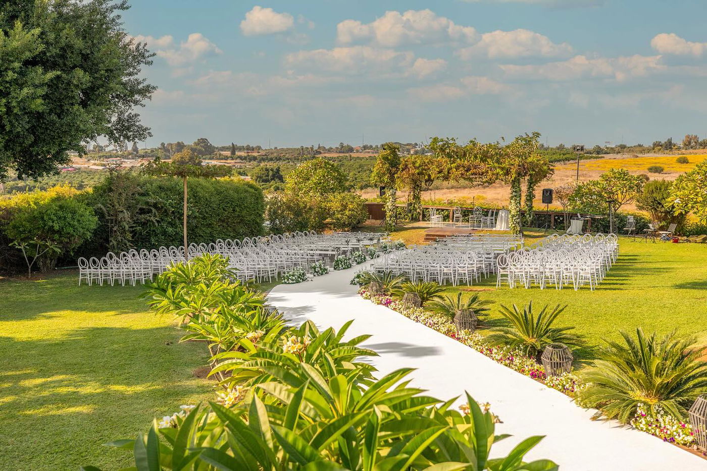 מתחם החופה והשדות שברקע במושב בית חנן