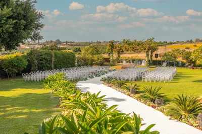 מתחם החופה והשדות שברקע במושב בית חנן