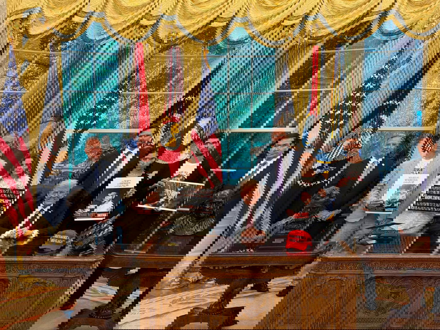 טראמפ נפגש היום עם שורדי שבי ושאל: "האם לחץ צבאי יעזור למצב?"