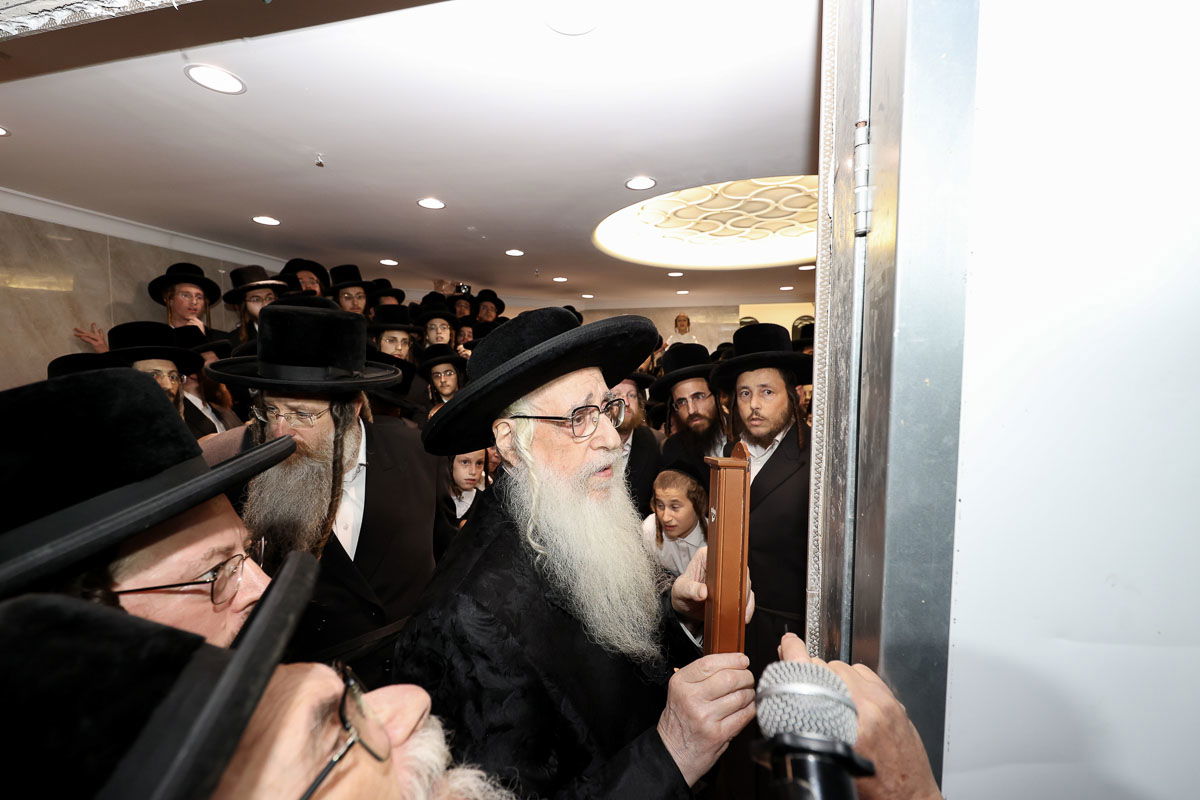 מעמד קביעת מזוזה לבית המדרש צאנז באלעד