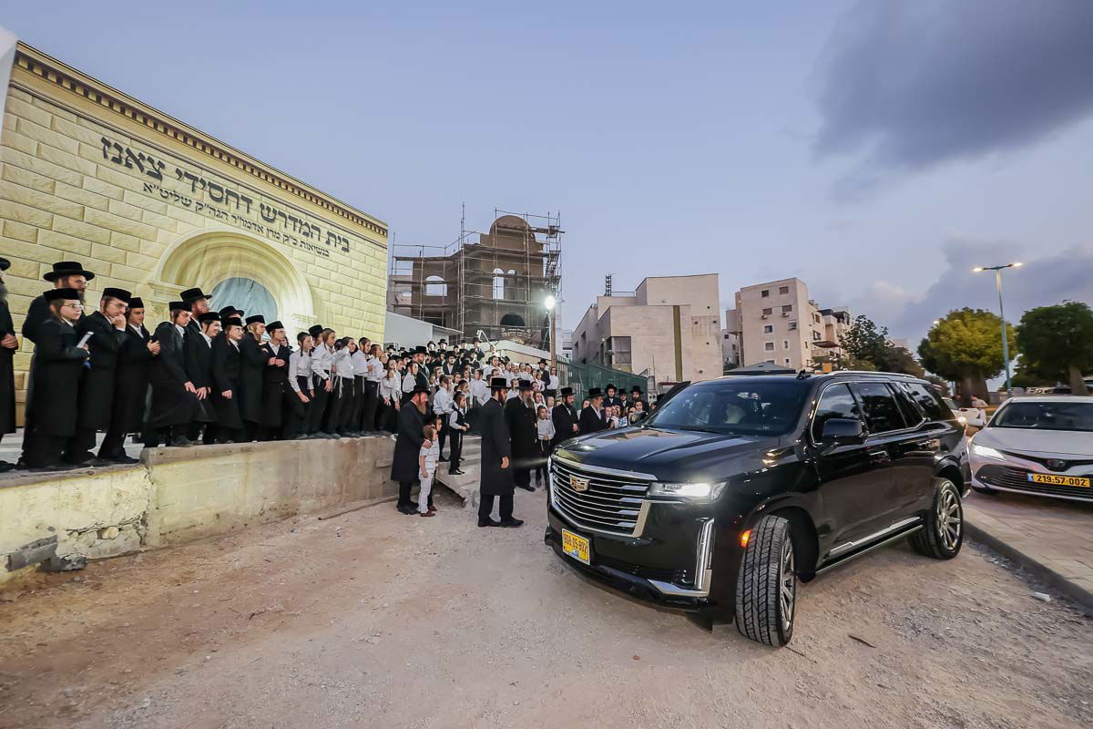 מעמד קביעת מזוזה לבית המדרש צאנז באלעד