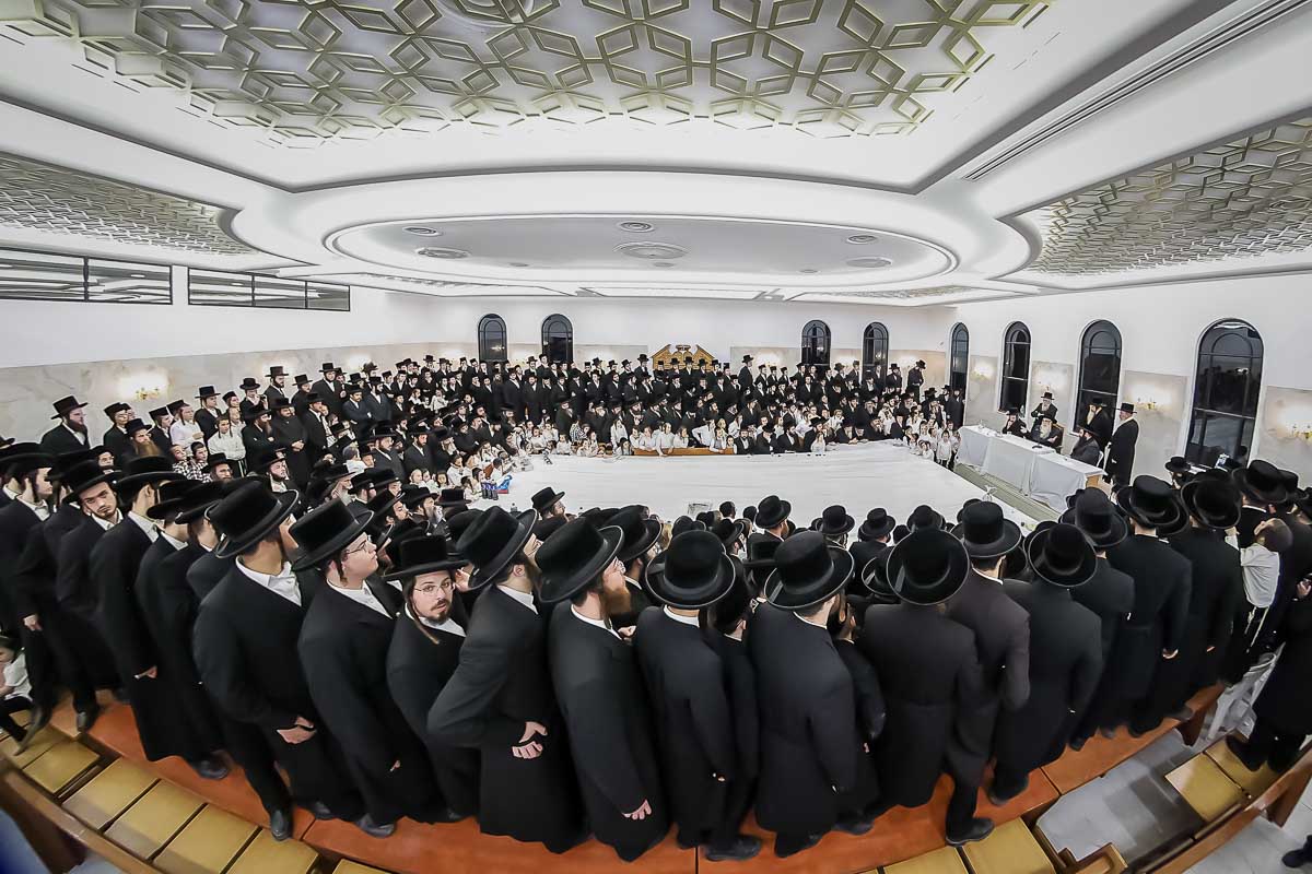 מעמד קביעת מזוזה לבית המדרש צאנז באלעד