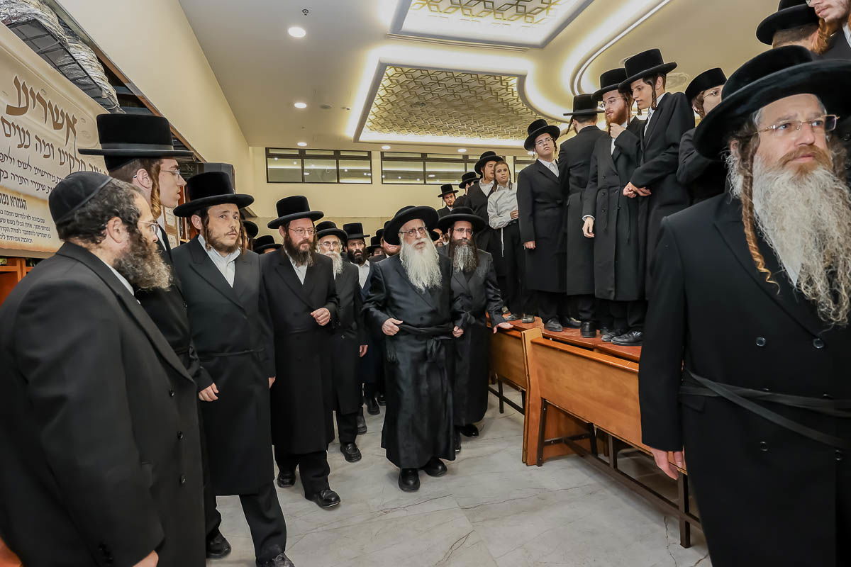 מעמד קביעת מזוזה לבית המדרש צאנז באלעד