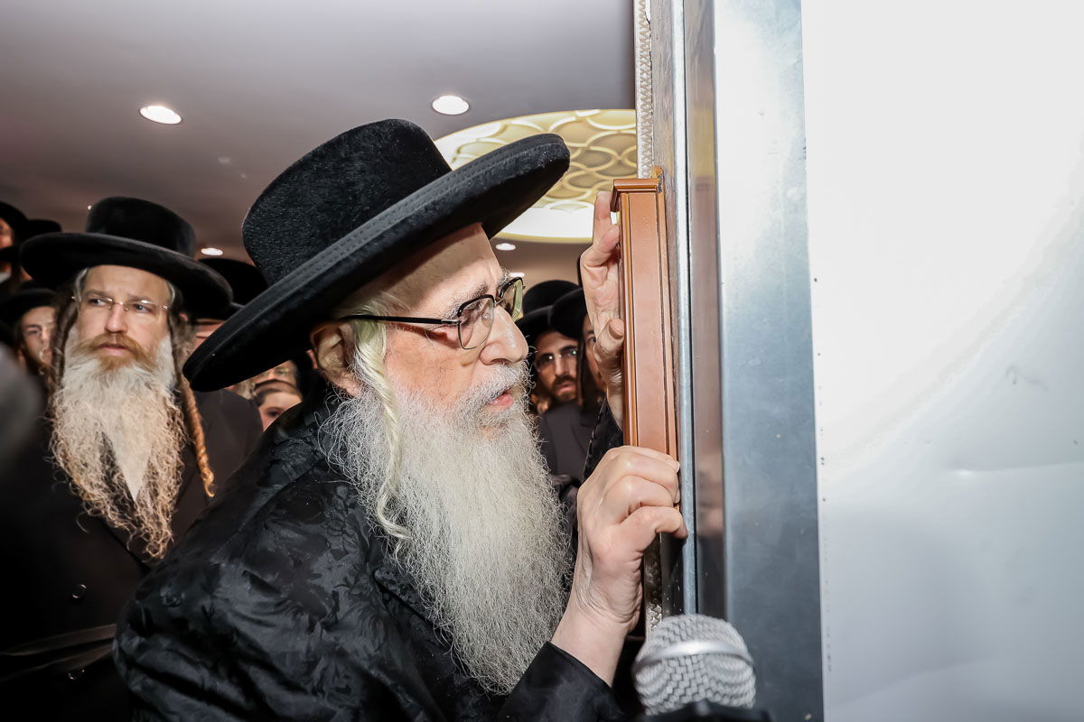 מעמד קביעת מזוזה לבית המדרש צאנז באלעד