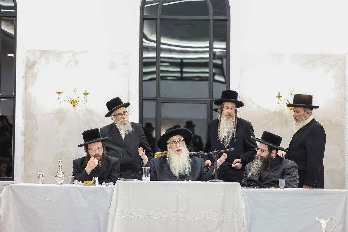 מעמד קביעת מזוזה לבית המדרש צאנז באלעד