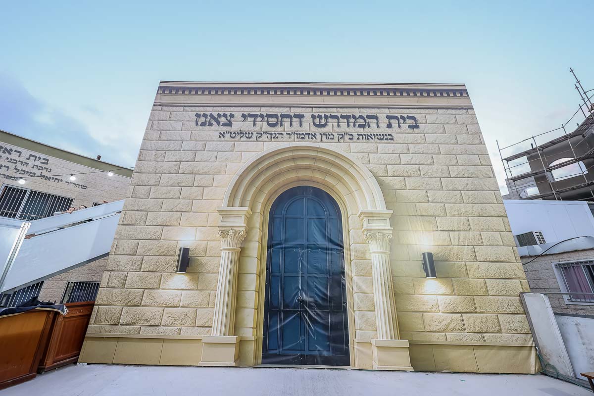 מעמד קביעת מזוזה לבית המדרש צאנז באלעד