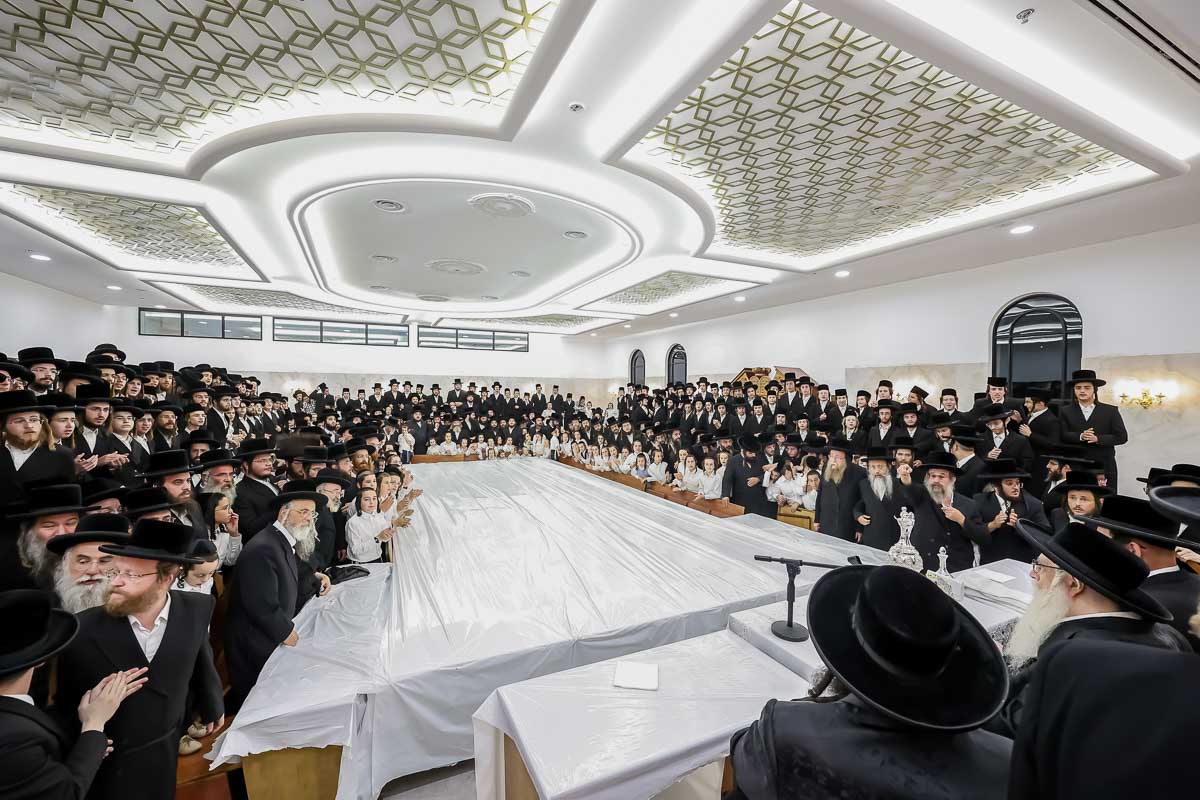 מעמד קביעת מזוזה לבית המדרש צאנז באלעד