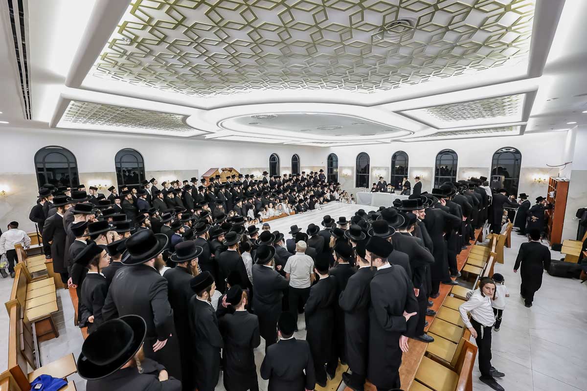 מעמד קביעת מזוזה לבית המדרש צאנז באלעד