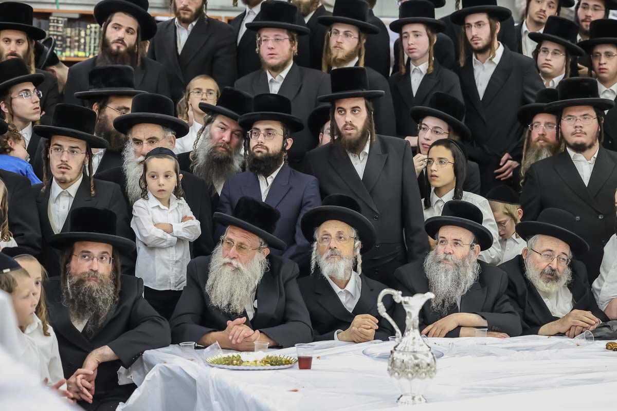 מעמד קביעת מזוזה לבית המדרש צאנז באלעד