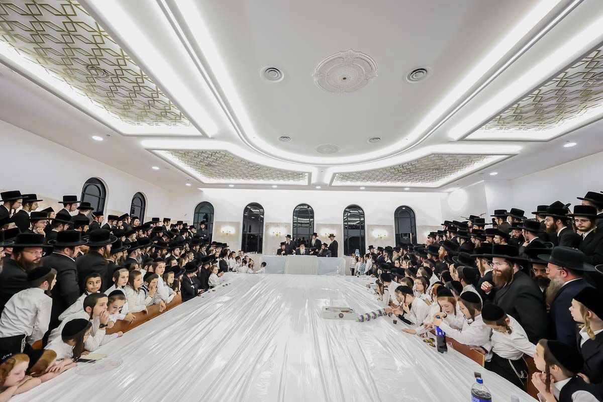 מעמד קביעת מזוזה לבית המדרש צאנז באלעד