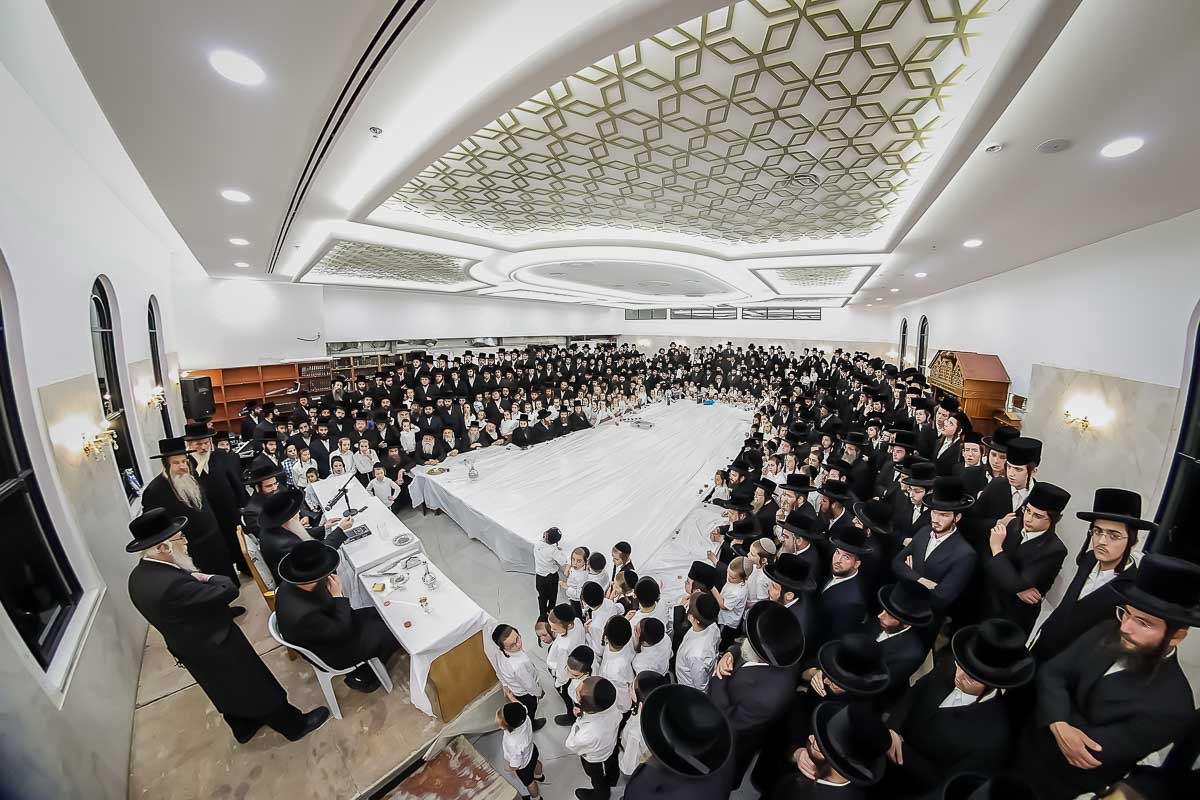 מעמד קביעת מזוזה לבית המדרש צאנז באלעד