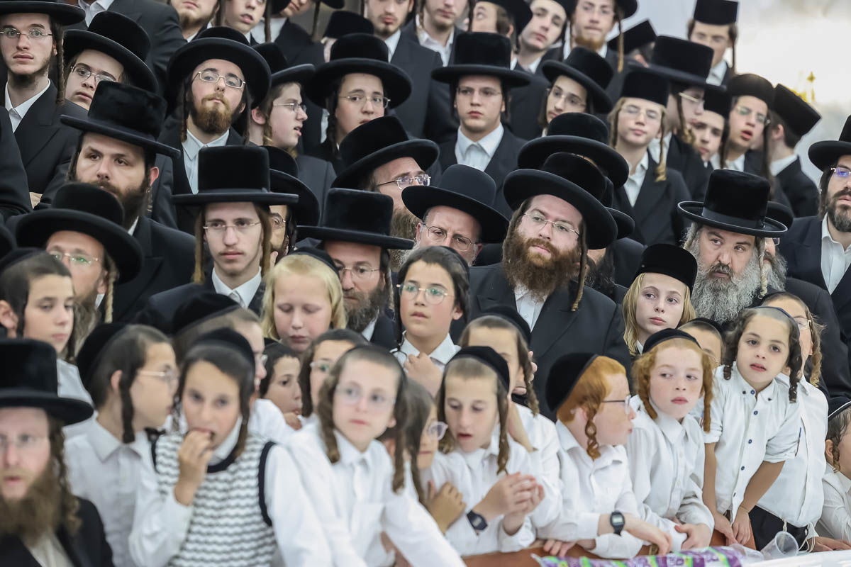 מעמד קביעת מזוזה לבית המדרש צאנז באלעד