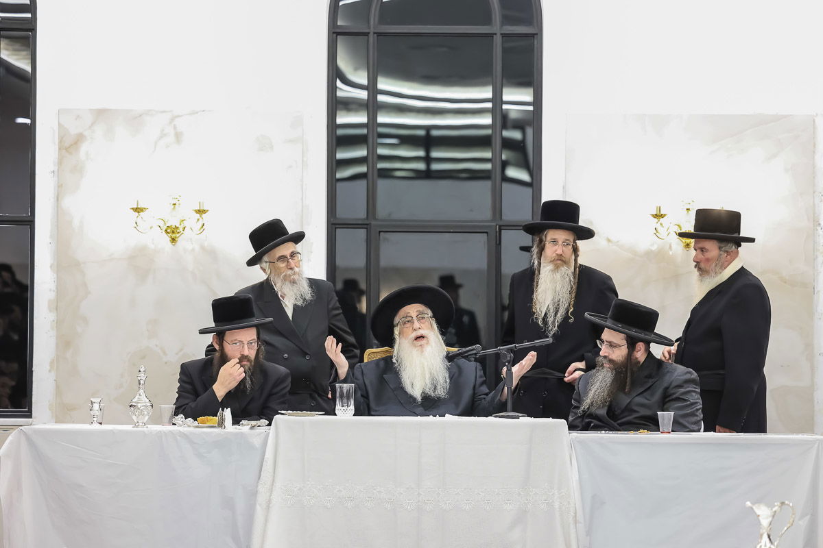 מעמד קביעת מזוזה לבית המדרש צאנז באלעד